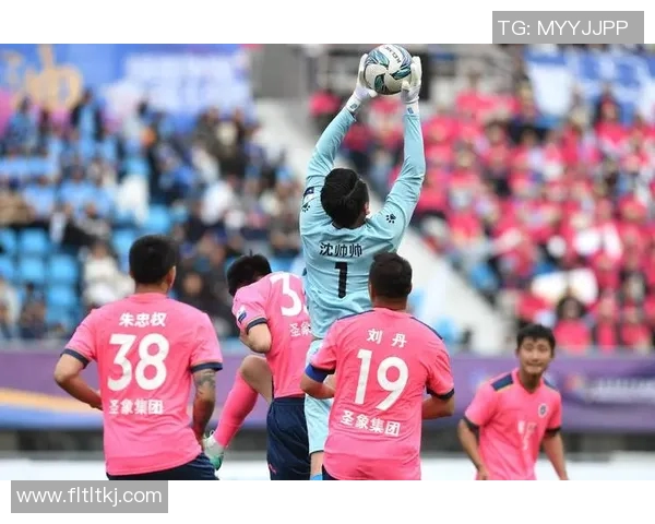 足球球星偷吃零食被拍到 网友惊讶直呼太可爱 竟然也有这一面 足球球星偷吃零食被拍到 网友惊讶直呼太可爱 竟然也有这一面